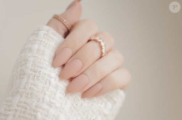 Inverno com esmalte bege: inspire-se nessa versão fosca e tenha unhas fashionistas