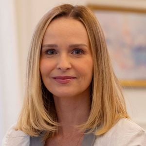 Fernanda Rodrigues é Beatriz, protagonista da novela vertical 'Eu não era louca, era casada'