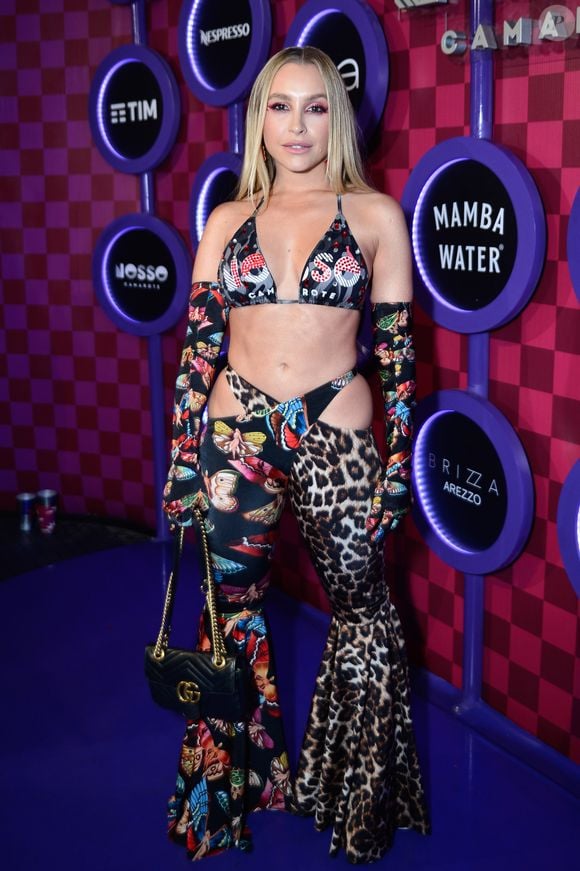 Carla Diaz usou a parte do abadá que consta a logo do camarote e customizou um biquíni