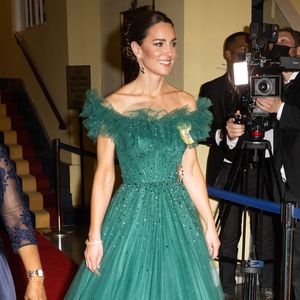 Se gosta de vestidos assim como Kate Middleton, não esqueça de caprichar no brilho!