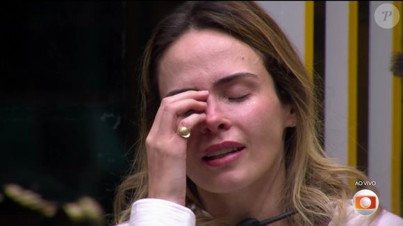 Segundo o jornal O TEMPO, Ana Paula chegou com a missa já em andamento e se sentou ao lado de um dos irmãos