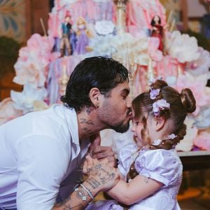 Maria Flor completa 4 anos nesta quinta-feira (22) e ganha uma festa temática de 'Enrolados', na Casa VF, em Goiânia. Para a comemoração, a filha de Virginia Fonseca e Zé Felipe se vestiu como uma verdadeira princesa, com look lilás, tule brilhante e trança florida até o chão