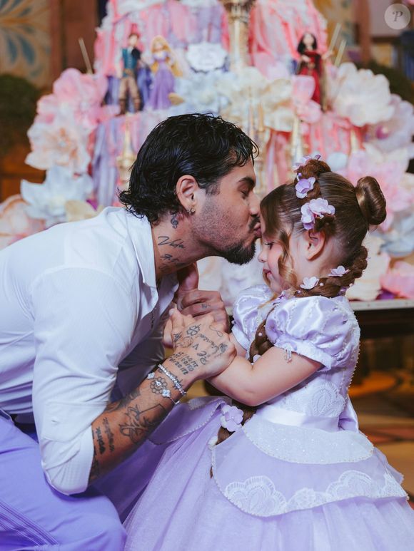 Maria Flor completa 4 anos nesta quinta-feira (22) e ganha uma festa temática de 'Enrolados', na Casa VF, em Goiânia. Para a comemoração, a filha de Virginia Fonseca e Zé Felipe se vestiu como uma verdadeira princesa, com look lilás, tule brilhante e trança florida até o chão
