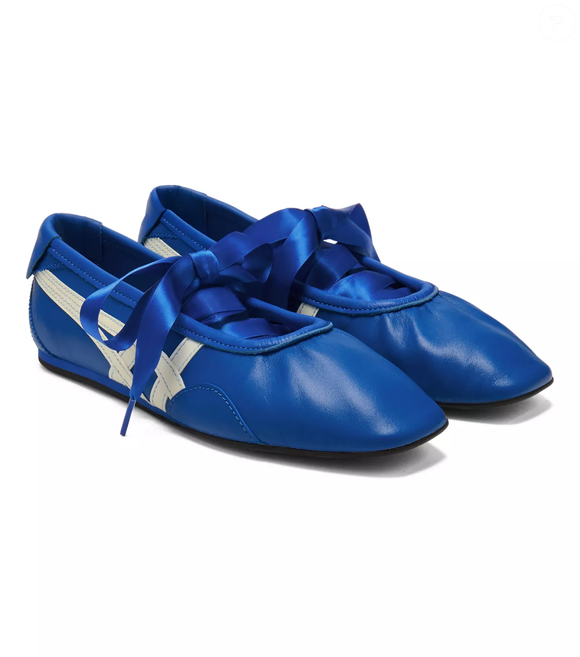 Com cadarço de cetim opcional, o novo Onitsuka Tiger Gymnarina permite transformar o visual e leva um toque delicado inspirado nas sapatilhas de balé aos looks de inverno