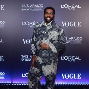 Lázaro Ramos marcou presença na festa de celebração aos 30 anos de carreira da esposa, Taís Araújo.