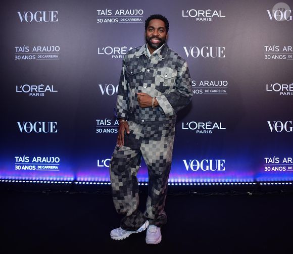 Lázaro Ramos marcou presença na festa de celebração aos 30 anos de carreira da esposa, Taís Araújo.