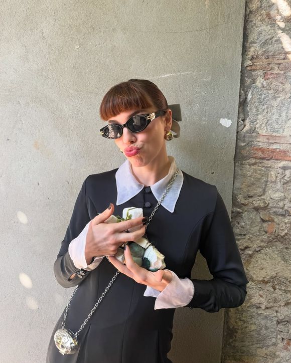 Peça usada por Alice Wegmann lembra muito a vestimenta da personagem de 'A Família Addams'