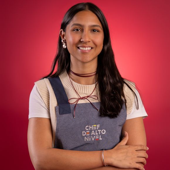 Maria Clara Caldas – Maria nasceu em Belo Horizonte, Minas Gerais, e atualmente vive em Lisboa, Portugal. Aos 23 anos, divide seu tempo entre a faculdade de Administração e a criação de conteúdo de gastronomia na internet
