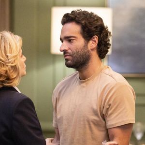 Afonso (Humberto Carrão) alerta à mãe, Odete Roitman (Débora Bloch), que uma bomba envolvendo o nome dela e o da empresa vai explodir na imprensa em 'Vale Tudo' no capítulo de sexta-feira 12 de setembro de 2025