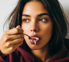 Aposente os saltos: esse New Balance 'Iogurte Grego com Vinho' substitui qualquer sapato desconfortável, custa menos de R$ 200 e vai roubar a cena no seu look