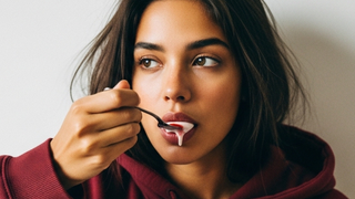 Aposente os saltos: esse New Balance 'Iogurte Grego com Vinho' substitui qualquer sapato desconfortável, custa menos de R$ 200 e vai roubar a cena no seu look