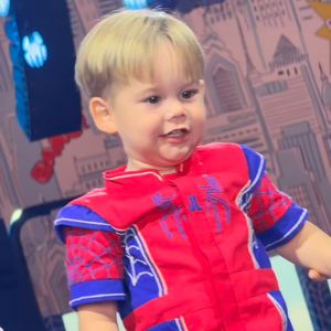 José Leonardo usou um macacão ou conjunto inspirado no Homem-Aranha, nas cores azul e vermelha, acompanhado de tênis brancos