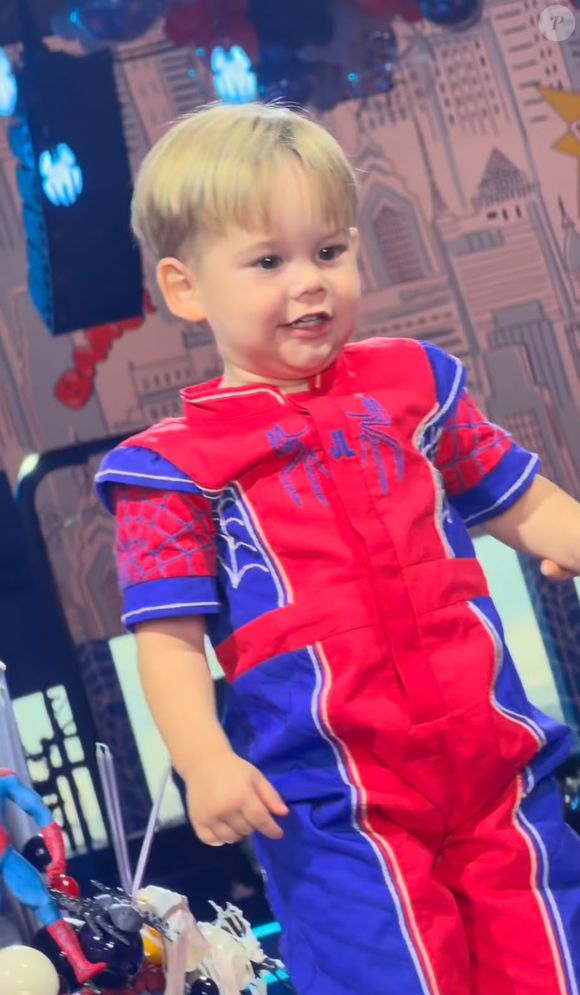 José Leonardo usou um macacão ou conjunto inspirado no Homem-Aranha, nas cores azul e vermelha, acompanhado de tênis brancos