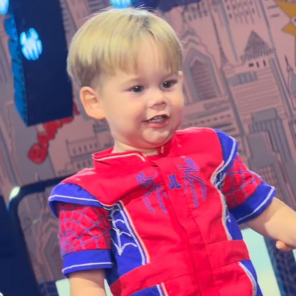 José Leonardo usou um macacão ou conjunto inspirado no Homem-Aranha, nas cores azul e vermelha, acompanhado de tênis brancos