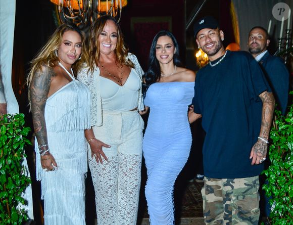 Bruna Biancardi também se juntou à foto da família de Neymar