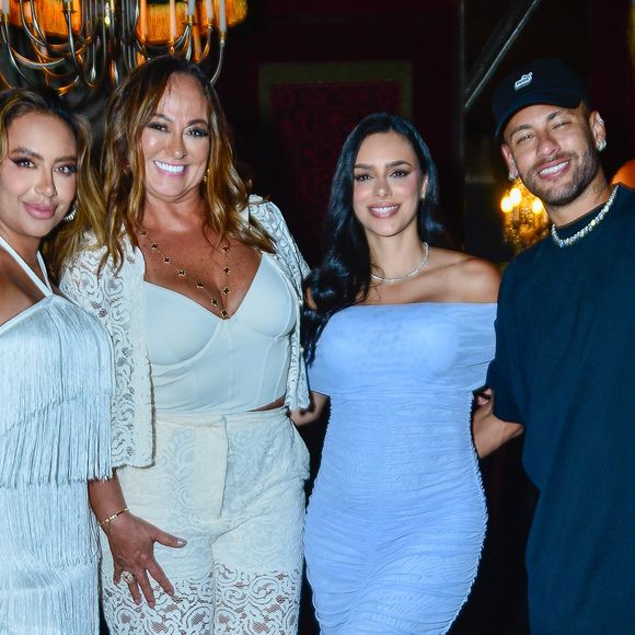 Bruna Biancardi também se juntou à foto da família de Neymar