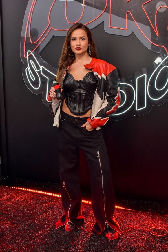 Juliette usou um cropped inspirado no icônico sutiã de cone de Madonna