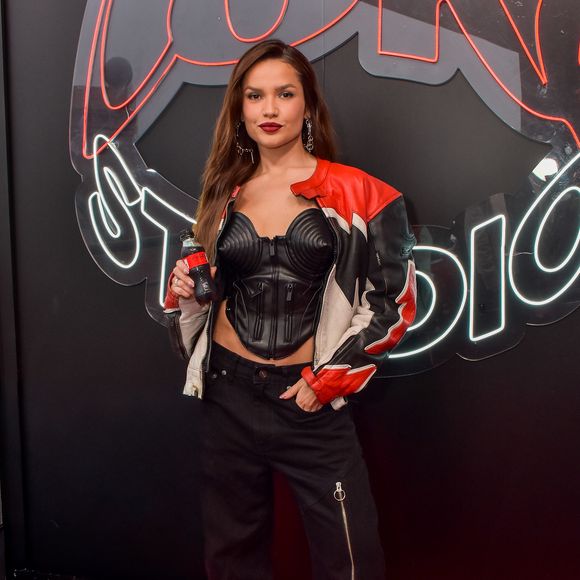 Juliette usou um cropped inspirado no icônico sutiã de cone de Madonna