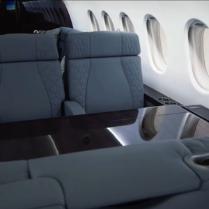 De acordo com a fabricante Dassault Aviation, o Falcon 900 LX combina luxo e desempenho ao transportar entre 12 e 14 passageiros em uma cabine dividida em três ambientes independentes voltados ao conforto durante voos de longa distância