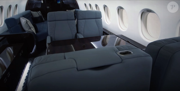 De acordo com a fabricante Dassault Aviation, o Falcon 900 LX combina luxo e desempenho ao transportar entre 12 e 14 passageiros em uma cabine dividida em três ambientes independentes voltados ao conforto durante voos de longa distância
