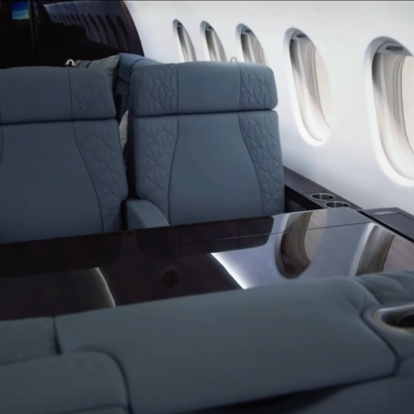 De acordo com a fabricante Dassault Aviation, o Falcon 900 LX combina luxo e desempenho ao transportar entre 12 e 14 passageiros em uma cabine dividida em três ambientes independentes voltados ao conforto durante voos de longa distância