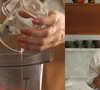 Para começar, bata parte dos ingredientes, incluindo as cenouras sem casca, no liquidificador