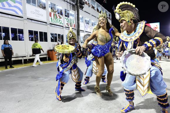 Juliana Alves mostrou muita sintonia com os integrantes da Unidos da Tijuca