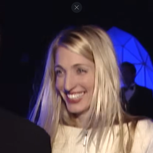Carolyn Bessette vira tendência de cabelo em 2026; cor inspirada nos anos 1990 promete suavizar a expressão e rejuvenescer sem exageros, afirma especialista