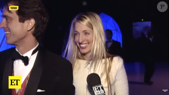 Carolyn Bessette vira tendência de cabelo em 2026; cor inspirada nos anos 1990 promete suavizar a expressão e rejuvenescer sem exageros, afirma especialista