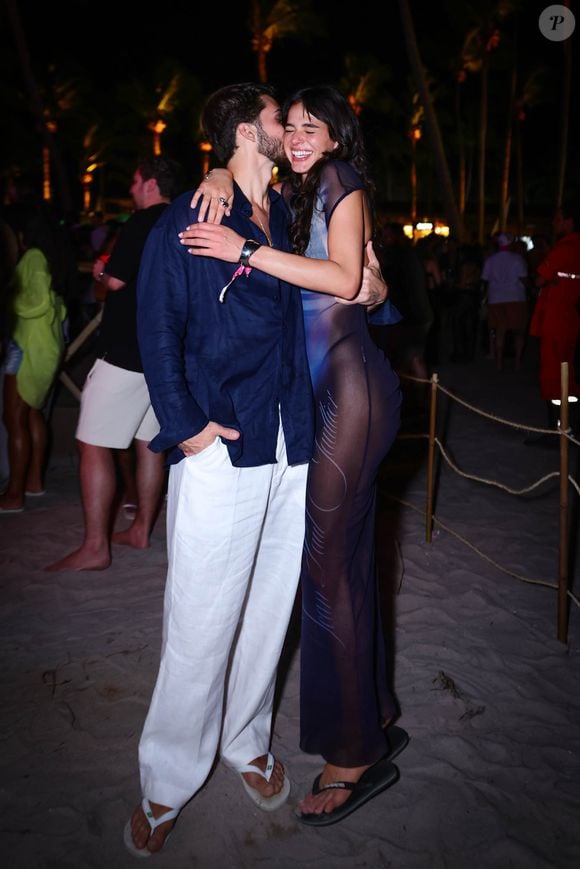 Bruna Marquezine curtiu festa pré-Réveillon com João Guilherme e usou acessórios minimalistas prateados