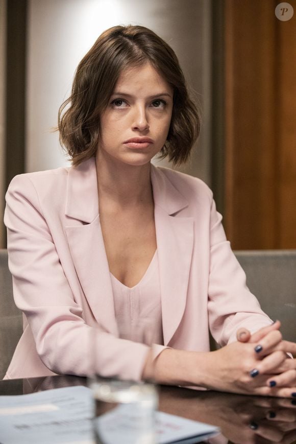 Agatha Moreira aposta no chanel ondulado na altura do queixo, com as mechas frontais levemente mais longas. As pontas desconectadas e os fios jogados para a lateral acrescentam movimento ao corte