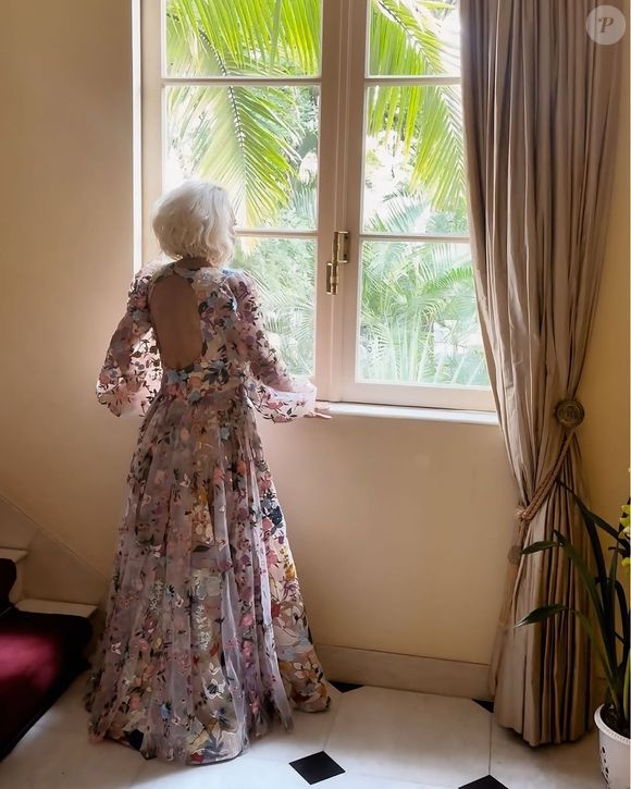 Vestido de noiva de Ana Maria Braga traz costas abertas, manga longa e uma leve transparência