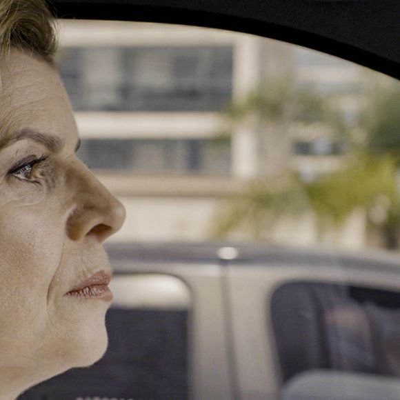 Carro para e aponta arma para Odete Roitman (Débora Bloch) na novela Vale Tudo