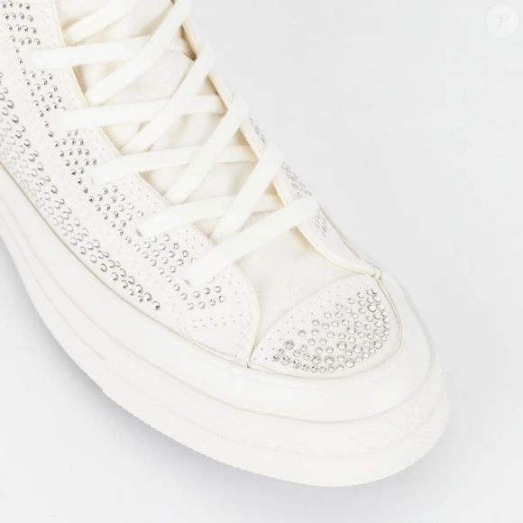 Para as noivas que não querem passar aperto com o desconforto de um salto alto em um dia tão especial, o tênis com cristais Swarovski pode ser uma opção para aproveitar a cerimônia ou curtir a pista de dança