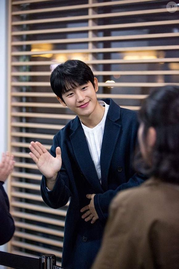Em 'Uma Noite de Primavera', Lee Jung-in, presa a um namoro sem paixão, conhece o farmacêutico e pai solteiro Yoo Ji-ho, vivido por Jung Hae-in, e os dois se aproximam enquanto ela enfrenta pressões