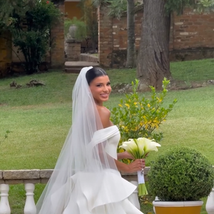 Jakelyne Oliveira definiu seu vestido de noiva como ‘clássico, elegante e atemporal’