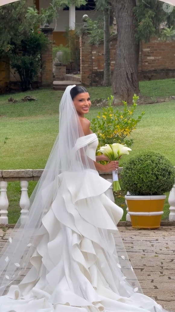 Jakelyne Oliveira definiu seu vestido de noiva como ‘clássico, elegante e atemporal’