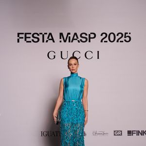 Mariana Ximenes alia brilho e cor no look para evento da Gucci: o vestido azul alia elegância e personalidade