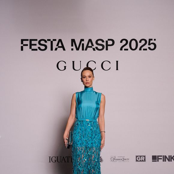 Mariana Ximenes alia brilho e cor no look para evento da Gucci: o vestido azul alia elegância e personalidade