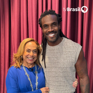 O ator Rafael Zulu marcou presença no 'Sem Censura', ao lado de Cissa Guimarães, na TV Brasil.