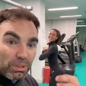 Bruna Marquezine foi filmada por seu personal trainer, Chico Salgado, enquanto seguia um treino de 'pernas em chamas'