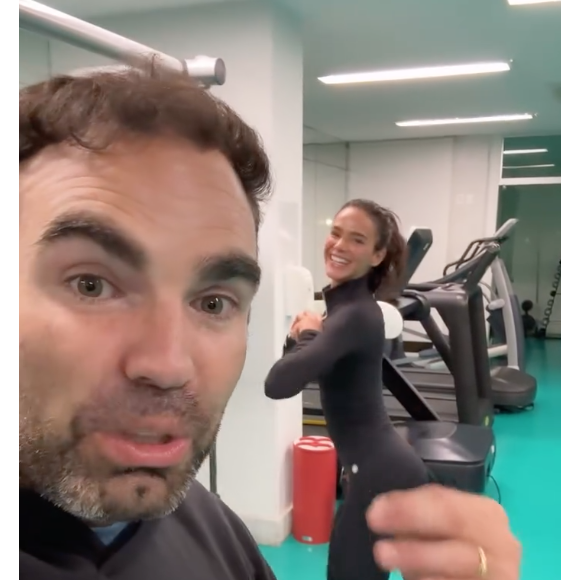 Bruna Marquezine foi filmada por seu personal trainer, Chico Salgado, enquanto seguia um treino de 'pernas em chamas'
