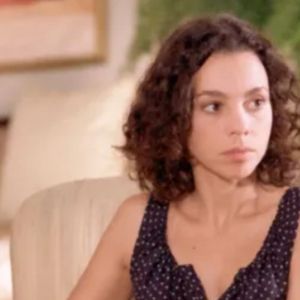 Novela 'História de Amor': Joyce tenta distrair Assunção para Caio escapar do apartamento.