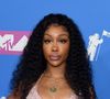 Logo depois, SZA, um dos principais nomes da TDE, publicou no X (antigo Twitter): “Mercúrio retrógrado… não morda a isca, rs, seu bobo”. A rapper interpretou a mensagem como indireta e respondeu com ataques diretos à cantora.