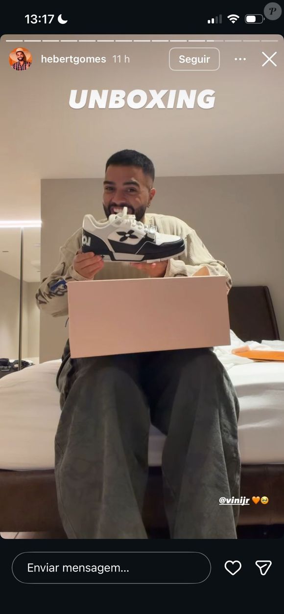 Hebert Gomes mostrou o presente 'carérrimo', como ele mesmo disse, nos stories do Instagram