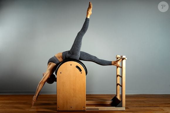 Muito popular, o Pilates tem exercícios que podem serem feitos em casa e fortalecem diferentes regiões do corpo