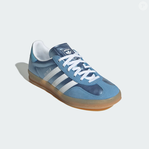 O Adidas Gazelle Indoor Aquamarine combina nostalgia, brilho metálico e conforto em um modelo que promete conquistar quem busca um tênis diferente dos clássicos Samba