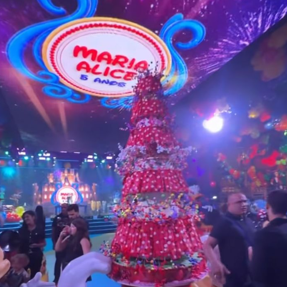 O teto do salão principal recebeu painéis de LED com simulação de fogos digitais e milhares de balões coloridos, criando um efeito visual cinematográfico na festa de Maria Alice