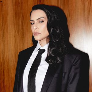 Cleo compartilhou o momento simbólico que a fez refletir sobre o resgate do sobrenome da família. "Mas eu tive um sonho que foi muito importante. Eu sonhei com meu avô, Antônio Carlos Pires [1927-2005], que era ator também. E ele escrevia 'Pires' na areia, e eu via", contou.