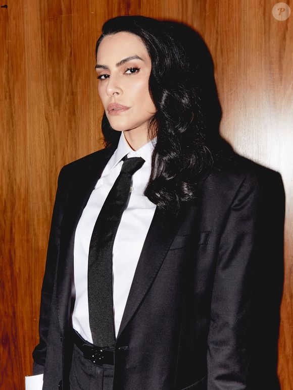 Cleo compartilhou o momento simbólico que a fez refletir sobre o resgate do sobrenome da família. "Mas eu tive um sonho que foi muito importante. Eu sonhei com meu avô, Antônio Carlos Pires [1927-2005], que era ator também. E ele escrevia 'Pires' na areia, e eu via", contou.